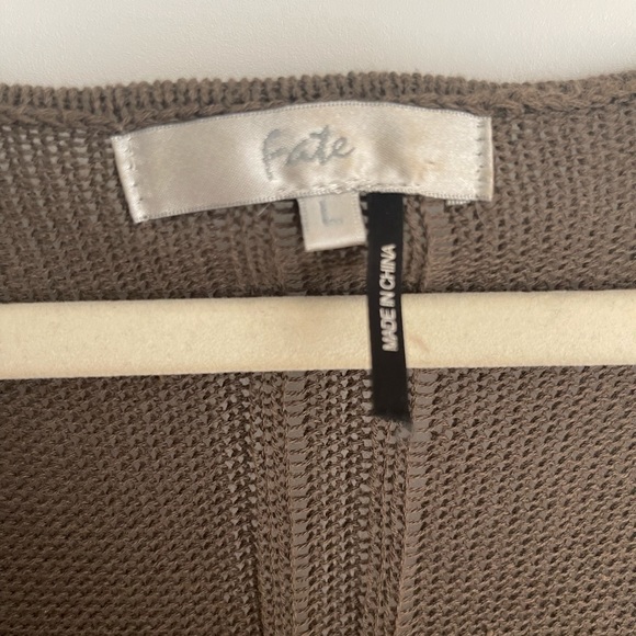 Cutout shoulder sweater - Picture 3 of 5